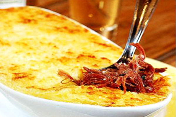 Escondidinho de carne seca com mandioca