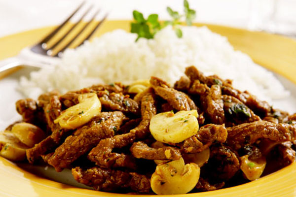 Isca de filé com arroz