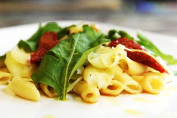 Penne ao molho branco com tomate seco